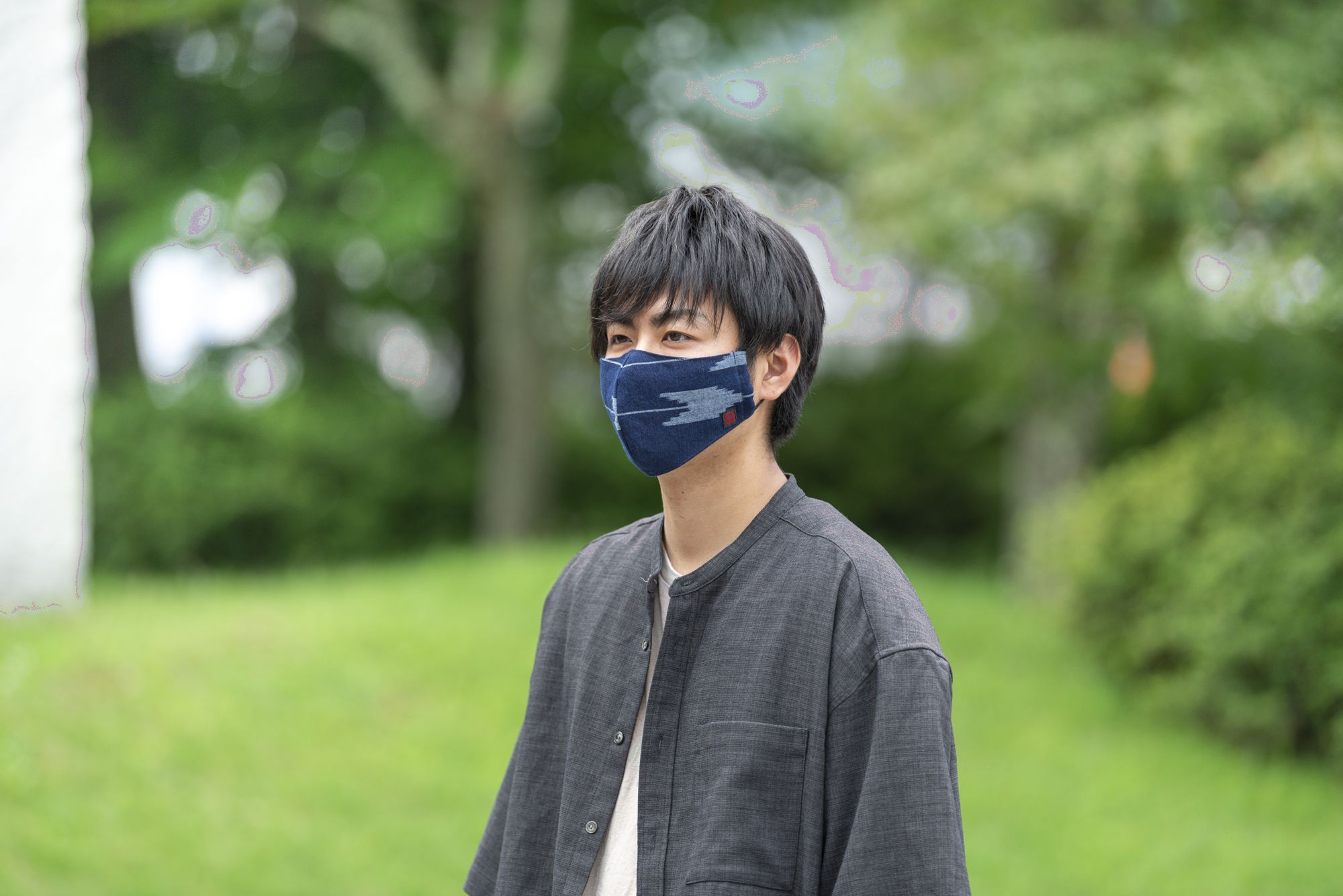 絣マスクをした男性